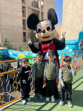 جشن مناسبتی و برگزاری برنامه مفرح و شاد در دبستان